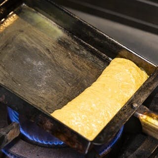 黄身の濃い上質な卵“蘭王”を贅沢に使用。一度で三度楽しめる名物だし巻き