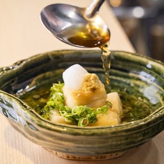 自家製の胡麻豆腐揚げ出しや、土鍋ごはんの塩おむすび。こだわりの一品をご用意