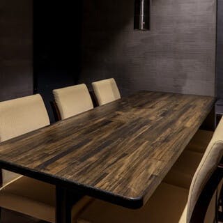 和の趣を感じる個室完備の店内