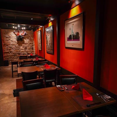 洋館のような空間で過ごす大人空間