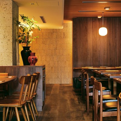 木の温もりが広がるカジュアルな中華空間