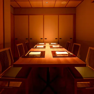 赤坂の喧騒を忘れる静謐な隠れ家。記念日や接待・会食をゆったりと彩る贅沢な完全個室も