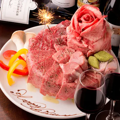 「肉ケーキ」で誕生日やお祝いに彩りを添え、特別なひとときをお楽しみください。