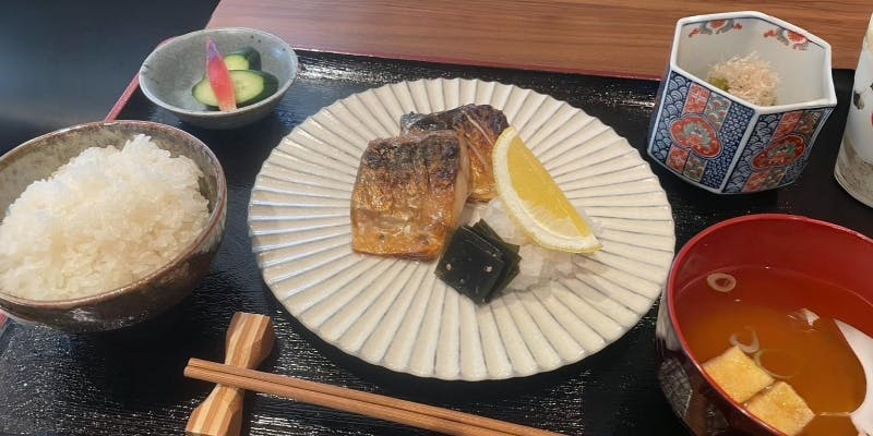 【ランチセット】前菜、刺身、焼魚、副菜、汁物など　全8品