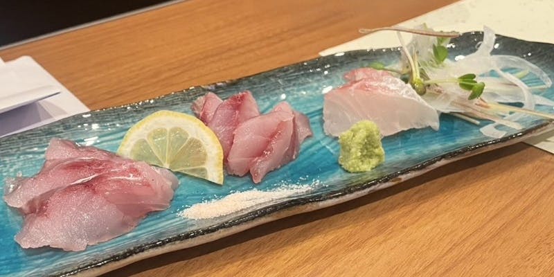 青皿に盛り付けられた 和ごゝろ わわわ。の刺身メニューのイメージ