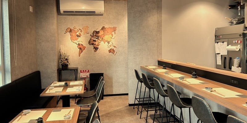 モダンで落ち着いた雰囲気の和ごゝろ わわわ。のテーブル席とカウンター席が並んでいる様子