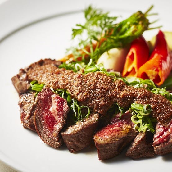 140種以上の無国籍創作料理と厳選ワイン