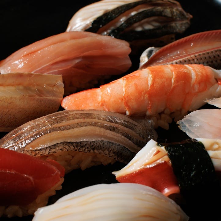 職人技が光る多彩な寿司の盛り合わせ