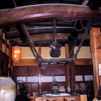 囲炉裏を囲む温かな空間