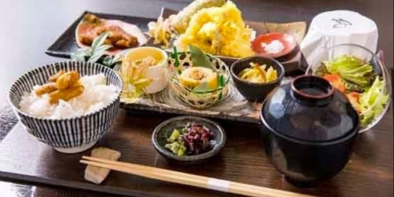 【美人御膳（並）】前菜　三種盛・揚物　穴子天婦羅　天然塩など全9品