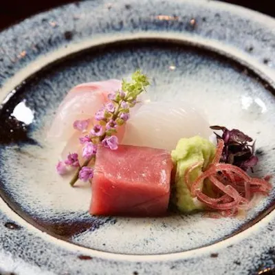 地元の新鮮な魚介を使った逸品料理