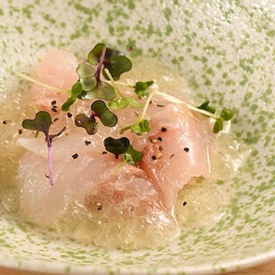 新鮮な地魚と旬の食材を使った郷土料理