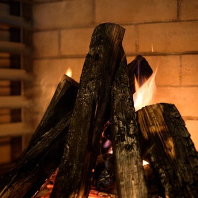 薪釜の炎が演出する臨場感あふれる空間