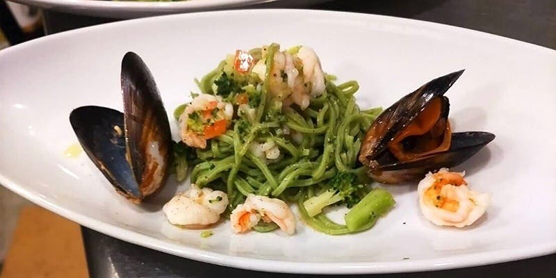 ウェルカムドリンク付き、手打ちパスタとメイン料理など全6品のおまかせコース