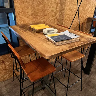 温かみのある手作りの店内