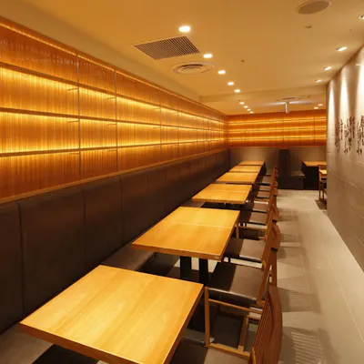 落ち着いた和モダンな店内