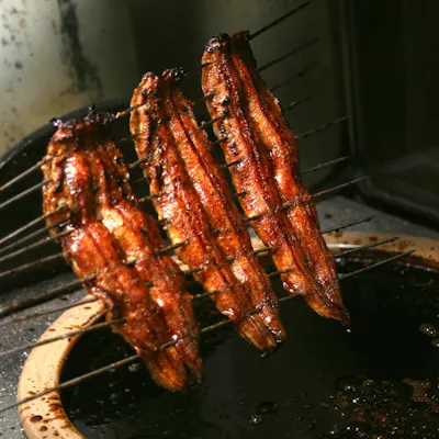 職人が手間暇かけて焼き上げる鰻