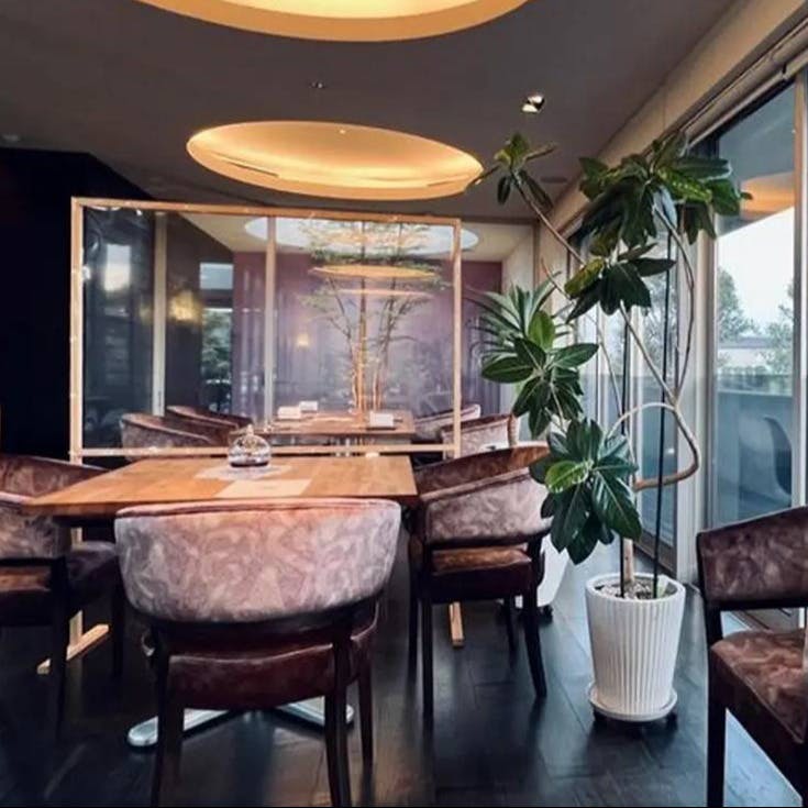 自然光溢れる開放的な店内空間