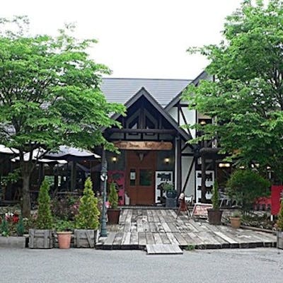 八ヶ岳の風を感じる広々としたテラス席