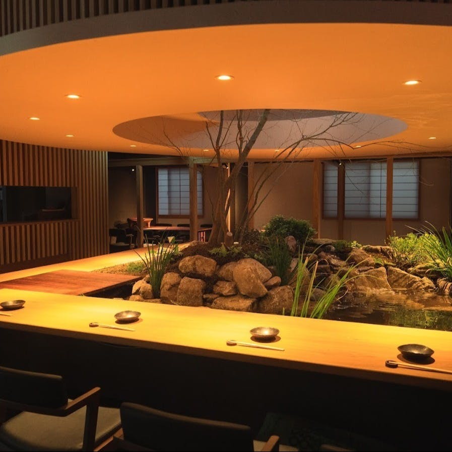 和の趣を感じる落ち着いた店内