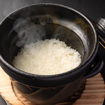 焼肉を彩る、自家製惣菜と銀シャリ食べ放題