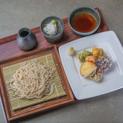 【一押しの逸品】こだわり尽くした蕎麦と、旬を味わう天ぷらの贅沢な出会い