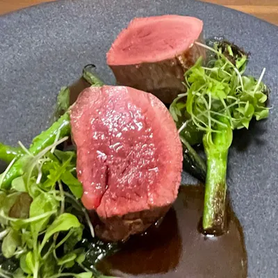 熟練の技が光る。ジビエの概念を覆す至高の鹿肉料理