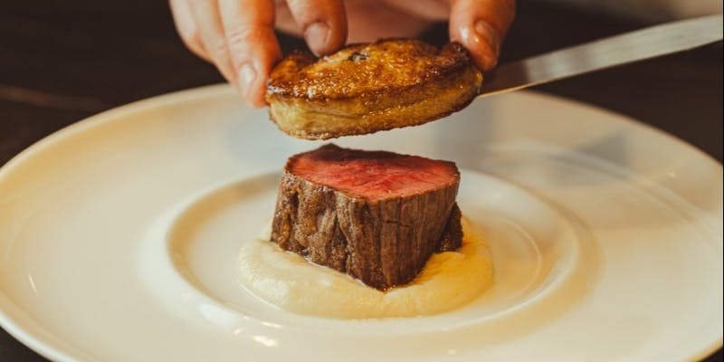 【アニバーサリーコース】メインの肉料理は黒毛和牛のロティ、アニバーサリーケーキ付全11品