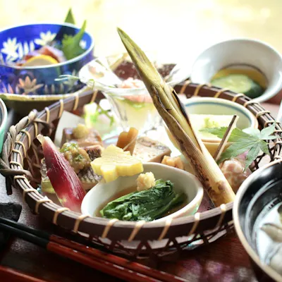比内地鶏やきりたんぽ鍋など秋田名物を堪能する