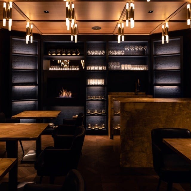 静寂と灯りが織りなす、上質な店内