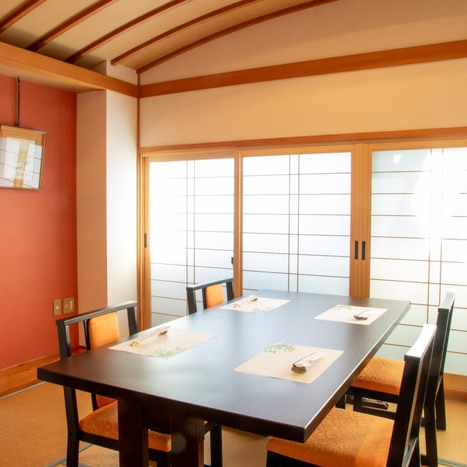 落ち着いた和の雰囲気の個室