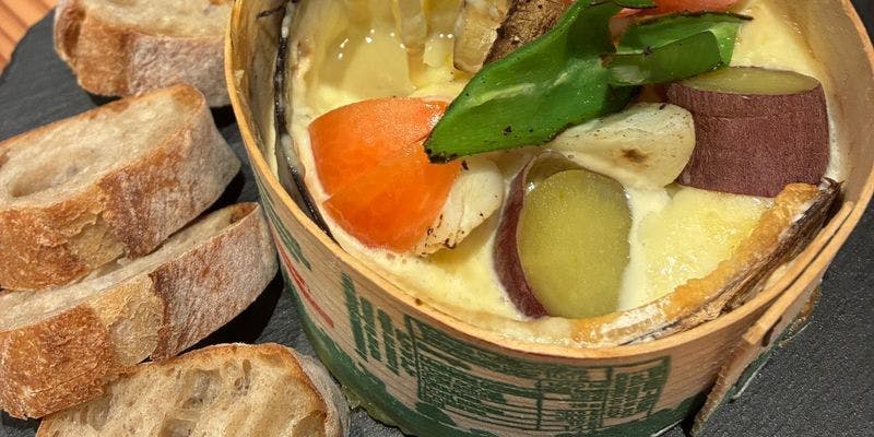 秋冬限定のチーズ「モンドール」のフォンデュ風　お任せコース