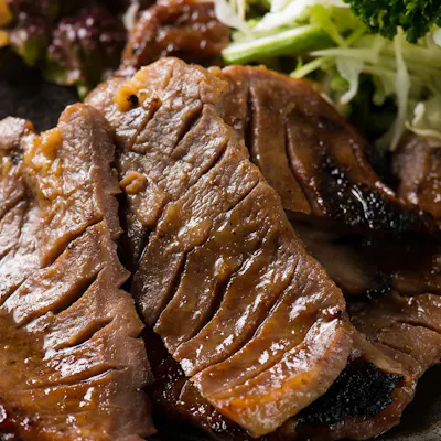 白炭が決め手。特大きんき、牛タン、旬菜を豪快に味わう炉端焼き。