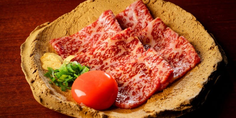 【一石三鳥】サーロインユッケ・冷麺など全12皿＋飲み放題メニューから1杯無料サービス（アーリー帯限定）