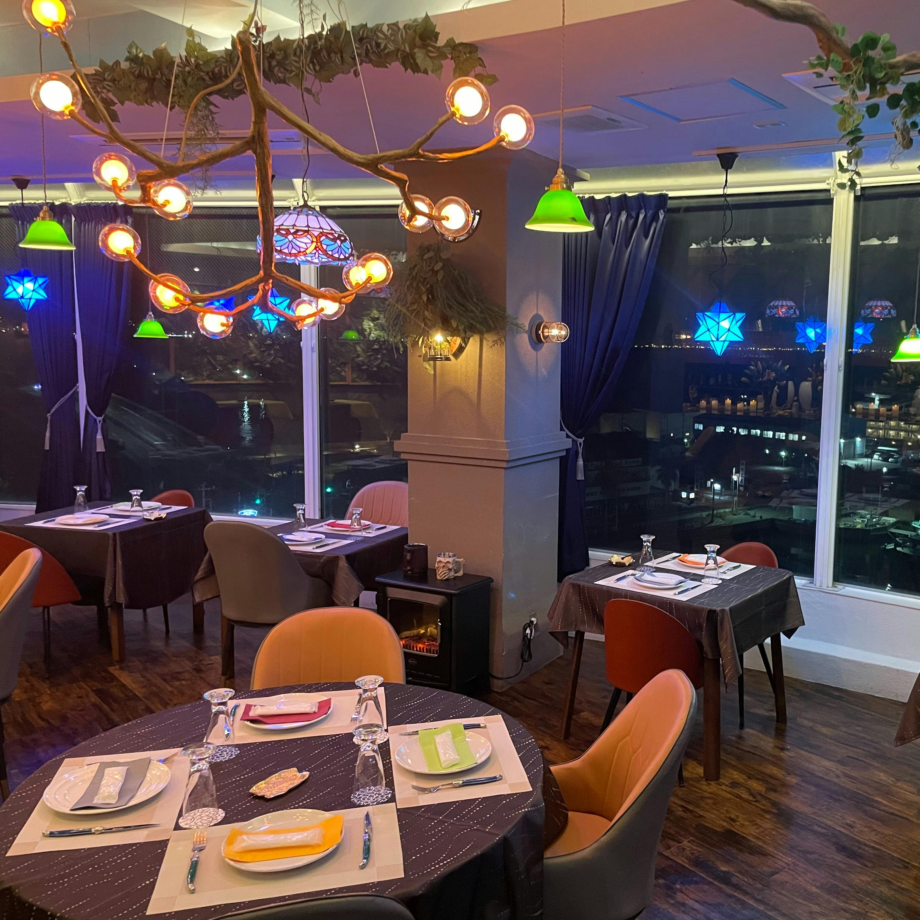 神秘の花園と枯樹が織りなす幻想の空間