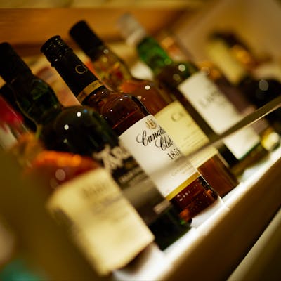 世界五大ウイスキーを含む30種以上のウイスキーとともに、贅沢焼肉を堪能