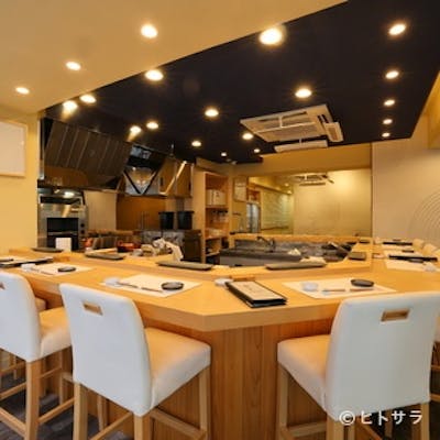 木の香に包まれ、鮨と向き合う贅沢時間