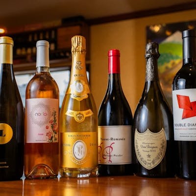 豊富なワインセレクションで料理を引き立てる