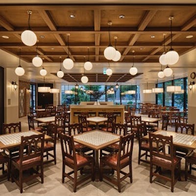 大正ロマン漂う広々とした店内