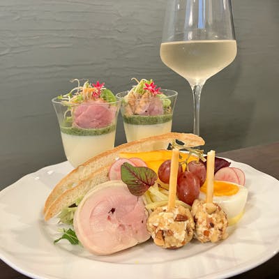 こだわりの一皿と、各国から厳選したワイン