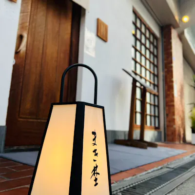 無垢材や高級木材を用いた温かくも落ち着いた空間