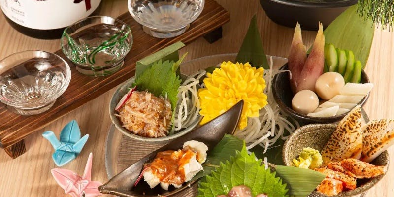 浦島飲み比べ日本酒セット”松”。その日の厳選日本酒3種と季節のアテ盛合せ5種が楽しめるお得なセット