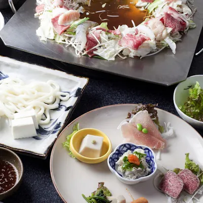 肉と野菜の旨みが出汁に溶け込む炊き肉鍋をご堪能