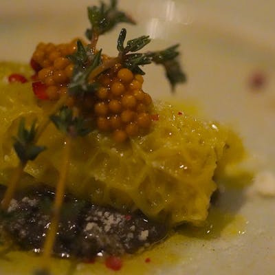 こだわりの小皿料理と、自然派ワインのマリアージュ。