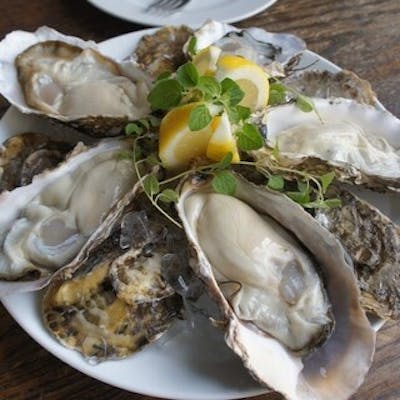 大ぶりでクリーミーな生牡蠣を味わう