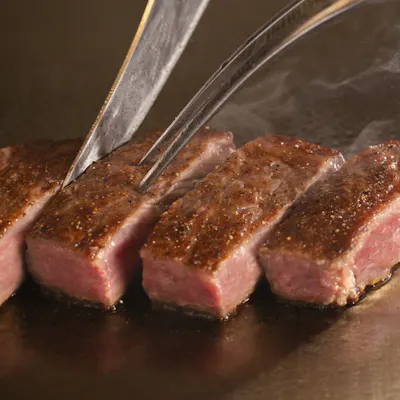 目の前で繰り広げられるシェフの技