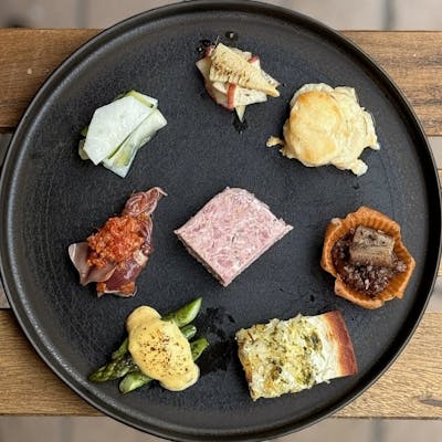 多彩な前菜の盛り合わせで華やかなスタート