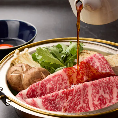 和装の空間で味わう、大阪のすき焼き