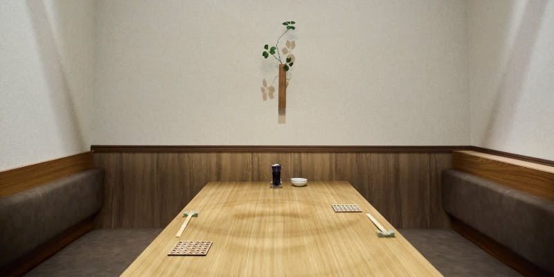 真ん中に木のテーブルが置かれた半個室席