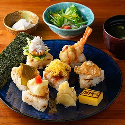 彩り豊かな「天むす」から「本格天ぷら」まで。銀座で愉しむ、二つの顔を持つ美食体験